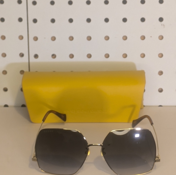 Women's Gucci Sunglasses - Picture 2 of 6